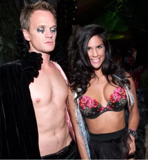Ο Neil Patrick Harris και η σύντροφός του με εντυπωσιακά κοστούμια σε πάρτι, παρουσιάζοντας τολμηρά στυλ.