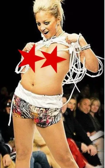 Γυναίκα celebrity με piercing στο στήθος, παρουσιάζει το τολμηρό της στυλ σε επίδειξη μόδας.