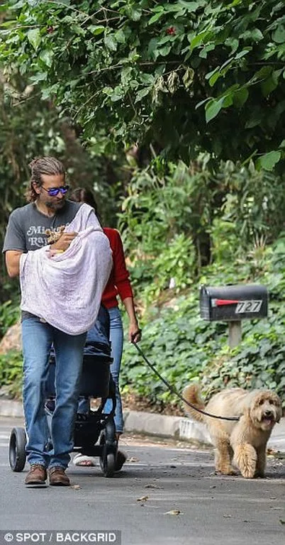 Ο Bradley Cooper και η Irina Shayk σε βόλτα με το μωρό τους και τον σκύλο τους.