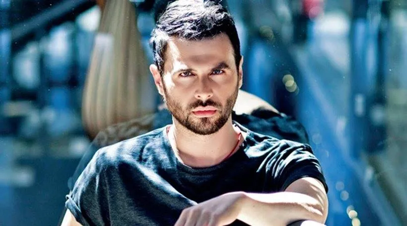 Καλλιτέχνης με μούσι και μαύρο t-shirt