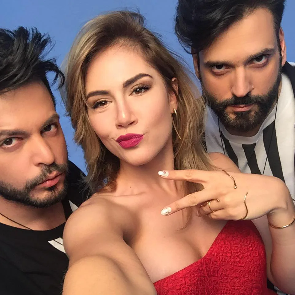 Μια γυναίκα και δύο άνδρες σε selfie φωτογραφία.