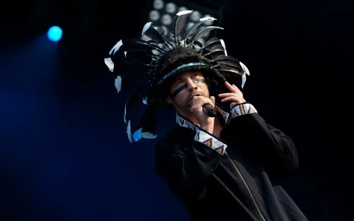Ο Jay Kay των Jamiroquai στη σκηνή με το χαρακτηριστικό του καπέλο με φτερά.