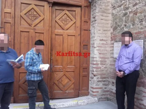 Τρεις άνδρες έξω από την είσοδο του Ιερού Ναού Παναγίας Αχειροποιήτου στη Θεσσαλονίκη.