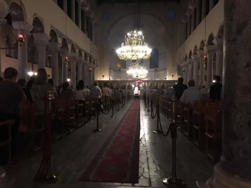 Εσωτερικό του Ιερού Ναού Παναγίας Αχειροποιήτου στη Θεσσαλονίκη κατά τη διάρκεια αγρυπνίας.
