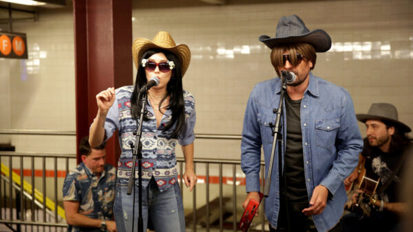 Η Miley Cyrus και ο Jimmy Fallon τραγούδησαν μεταμφιεσμένοι στο μετρό!