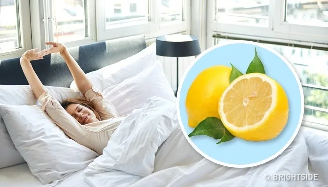 Γυναίκα ξυπνάει στο κρεβάτι της και δίπλα της εμφανίζεται ένα κομμένο λεμόνι.