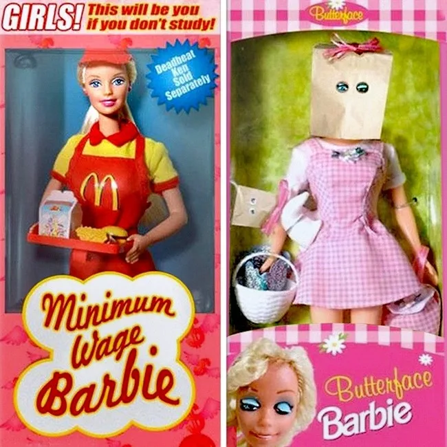 Δύο κουτιά με παραλλαγές της κούκλας Barbie σε σατιρική μορφή.
