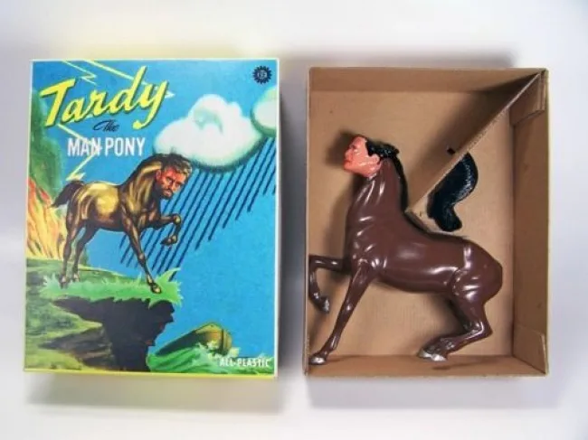 Παράξενο παιχνίδι Tardy the Man Pony σε κουτί.