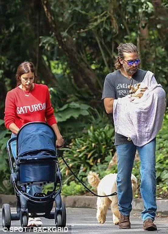 Η Irina Shayk και ο Bradley Cooper σε βόλτα με το μωρό τους.