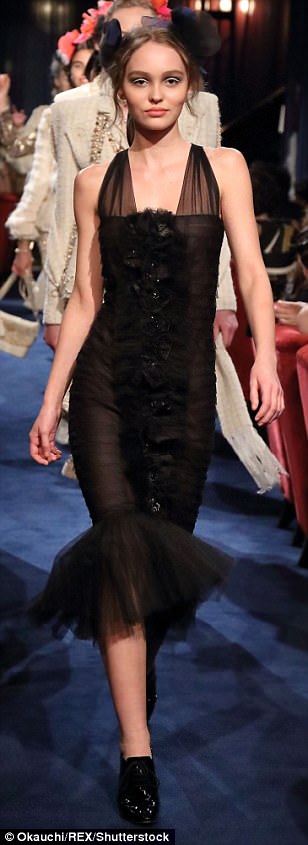 Η Lily-Rose Depp σε επίδειξη μόδας της Chanel στο Τόκιο.