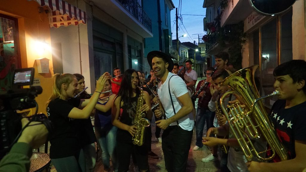 Ο Κωνσταντίνος Αργυρός στα γυρίσματα του βίντεο κλιπ Ξημερώματα με μπάντα πνευστών.