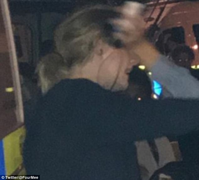 Η Adele σε νυχτερινή εμφάνιση στο Grenfell Tower.