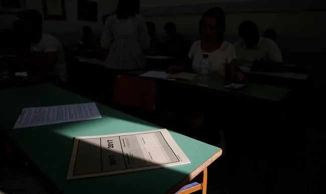 Μαθητές σε σχολική αίθουσα κατά τη διάρκεια των Πανελληνίων εξετάσεων.