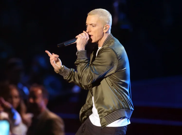 Ο Eminem στη σκηνή των MTV Movie Awards 2014 στο Λος Άντζελες, πριν την αλλαγή στο look των μαλλιών του.