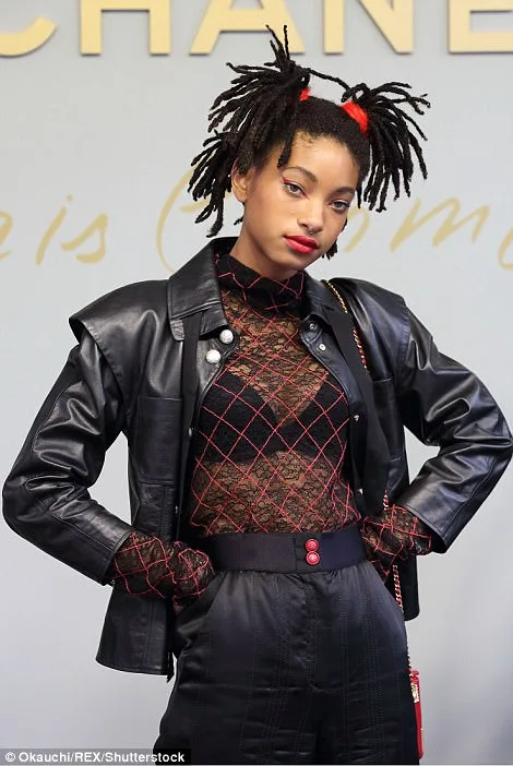 Η Willow Smith με δερμάτινο τζάκετ και δαντελωτή μπλούζα σε εκδήλωση της Chanel.