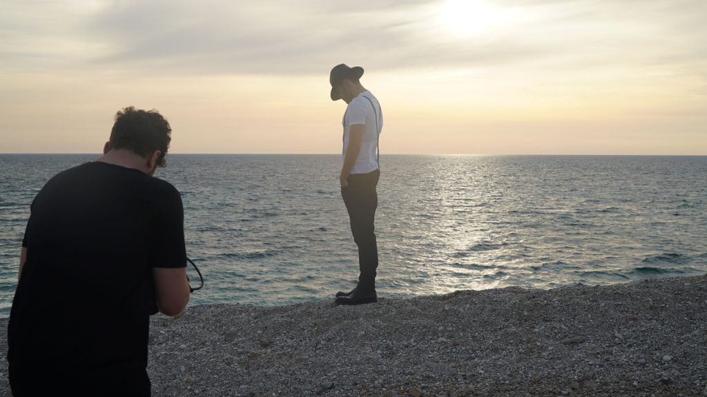 Ο Κωνσταντίνος Αργυρός σε γυρίσματα βίντεο κλιπ σε παραλία.