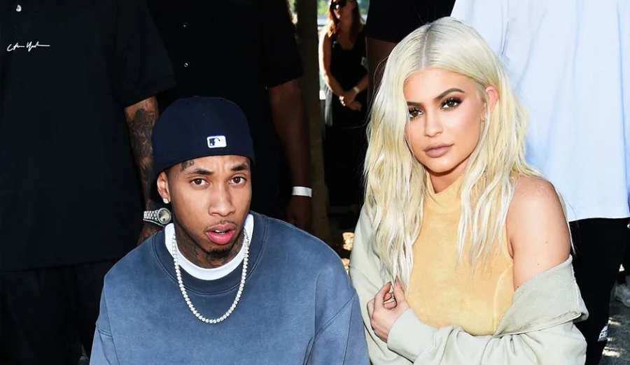 Η Kylie Jenner με ξανθά μαλλιά δίπλα στον Tyga σε εξωτερικό χώρο.