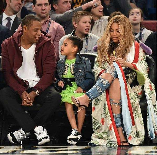Η Beyoncé, ο Jay Z και η Blue Ivy Carter σε αγώνα μπάσκετ.