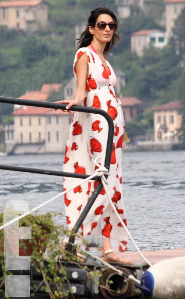 Η Amal Alamuddin με λευκό φόρεμα και γυαλιά ηλίου σε σκάφος.