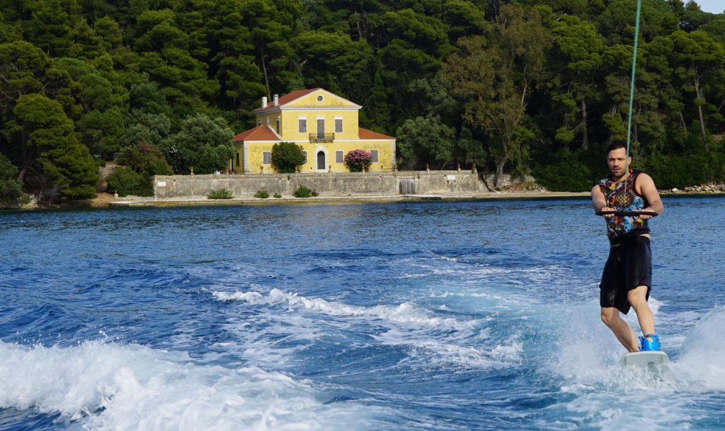 Ο Κωνσταντίνος Αργυρός κάνει wakeboard στη θάλασσα.