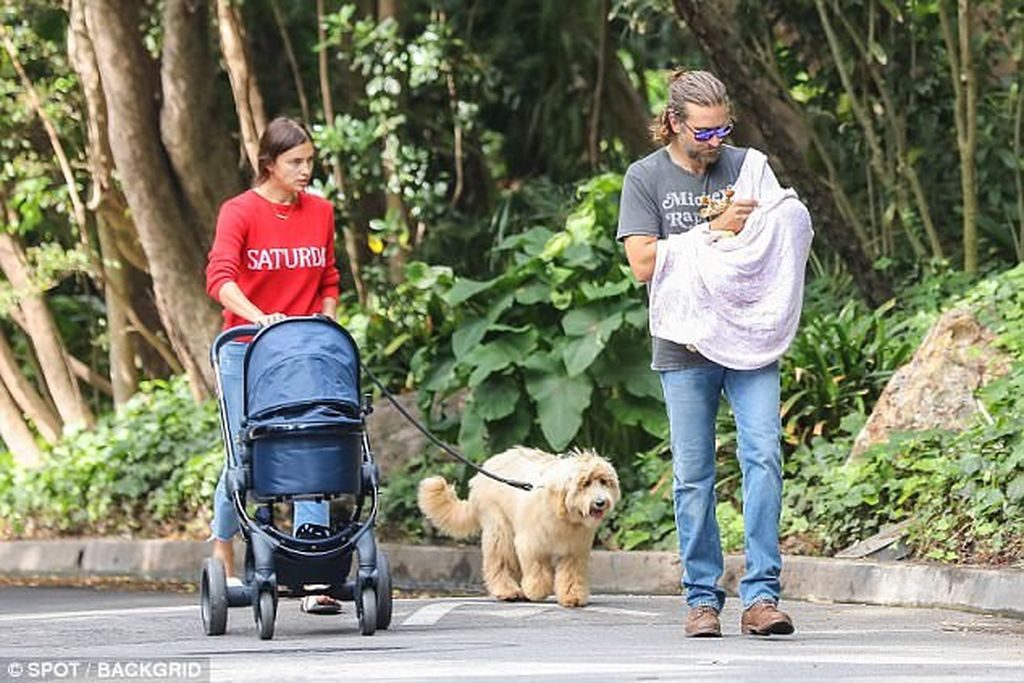 Η Irina Shayk και ο Bradley Cooper σε βόλτα με το μωρό τους και τον σκύλο τους.