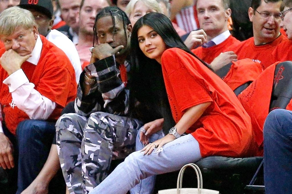 Η Kylie Jenner και ο Travis Scott σε αγώνα μπάσκετ.