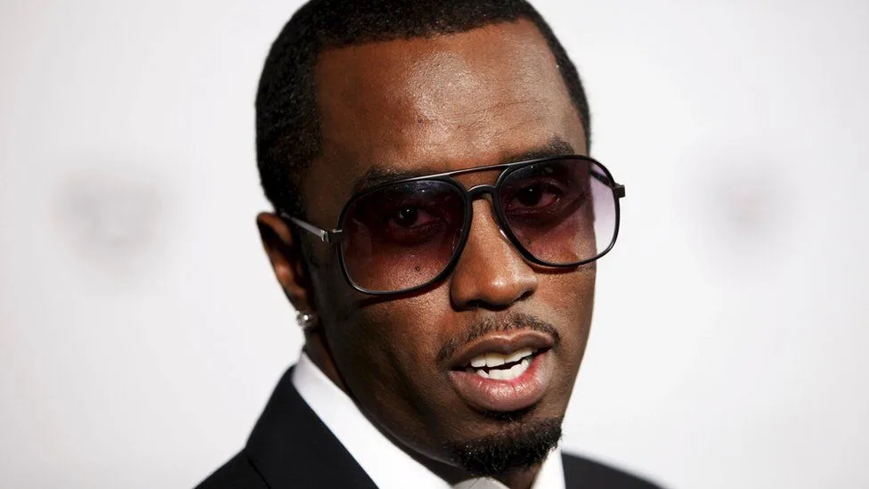 Ο Sean Diddy Combs με γυαλιά ηλίου και κοστούμι.