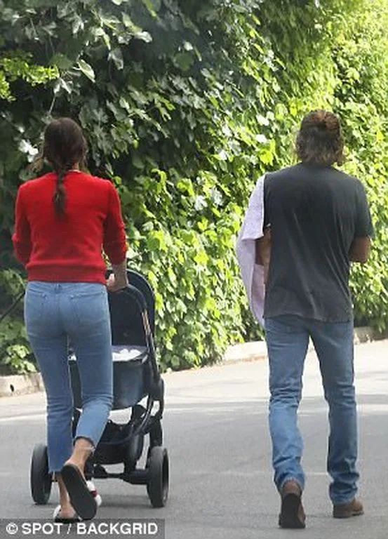 Η Irina Shayk και ο Bradley Cooper σε βόλτα με το μωρό τους.