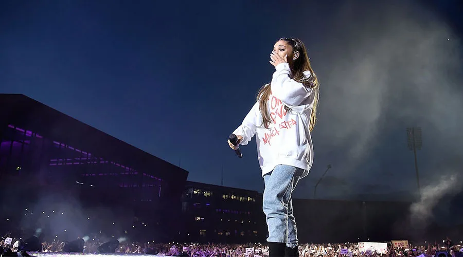 Η Ariana Grande στη σκηνή της συναυλίας One Love Manchester.