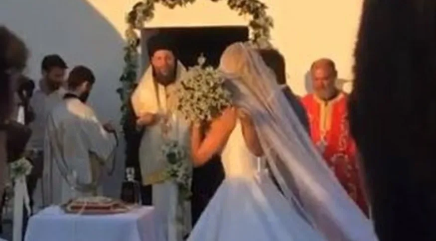 Η Δούκισσα Νομικού και ο Δημήτρης Θεοδωρίδης κατά τη διάρκεια της γαμήλιας τελετής.
