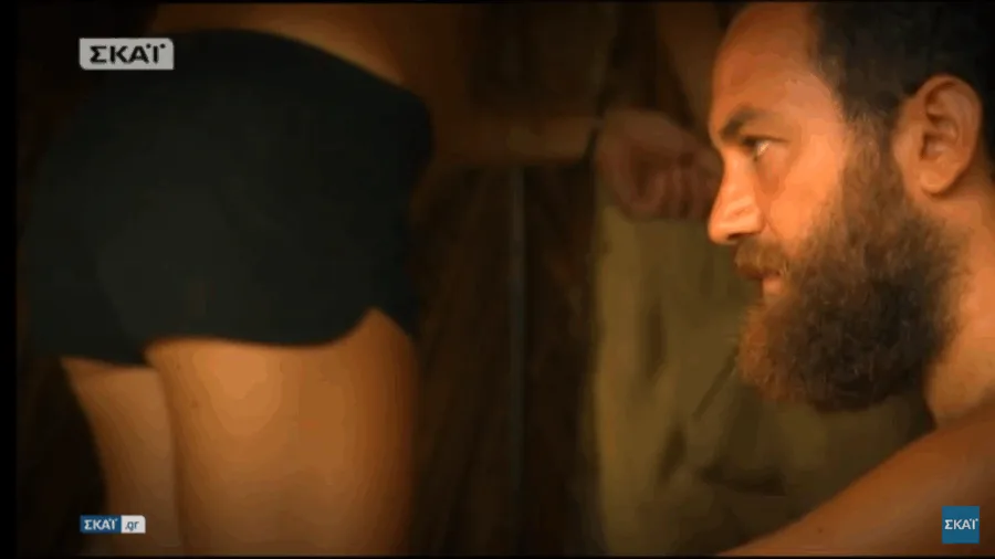 Κοντινό πλάνο άνδρα με μούσια στο Survivor.