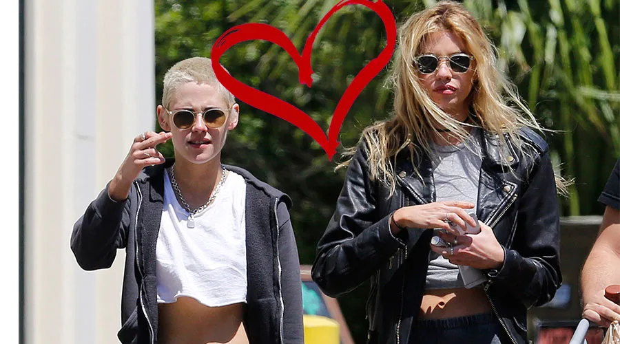 Η Kristen Stewart και η Stella Maxwell περπατούν έξω φορώντας γυαλιά ηλίου.