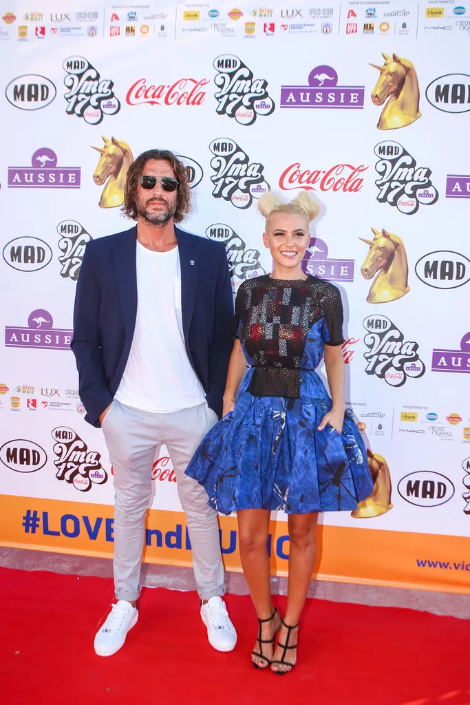 Άνδρας και γυναίκα στο κόκκινο χαλί των MAD VMA 2017.