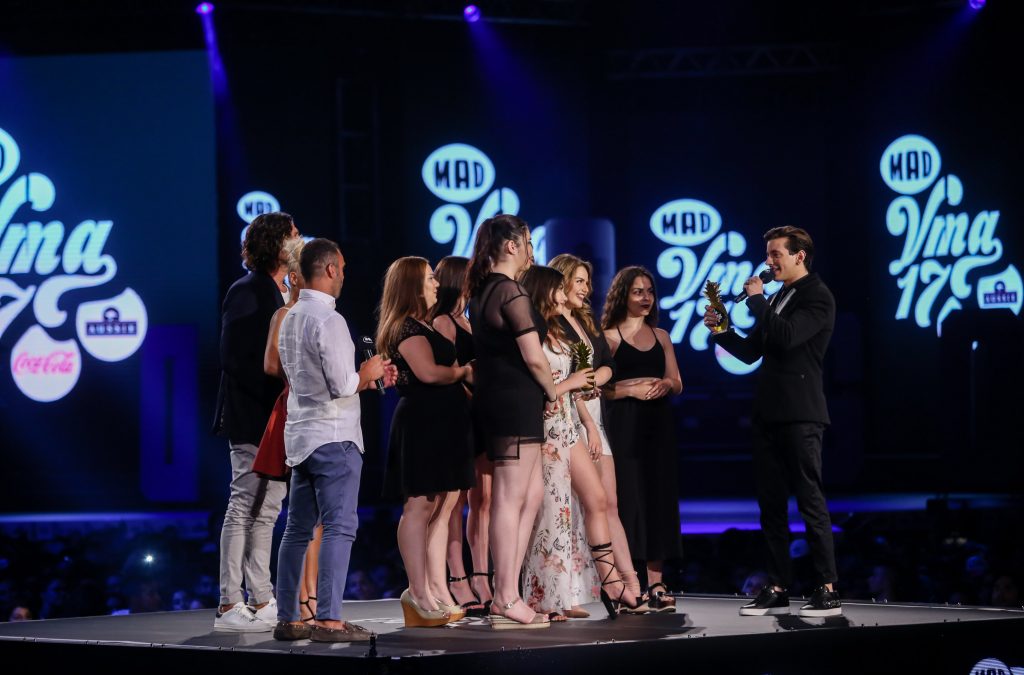 Βράβευση καλλιτεχνών στη σκηνή των MAD Video Music Awards 2017.
