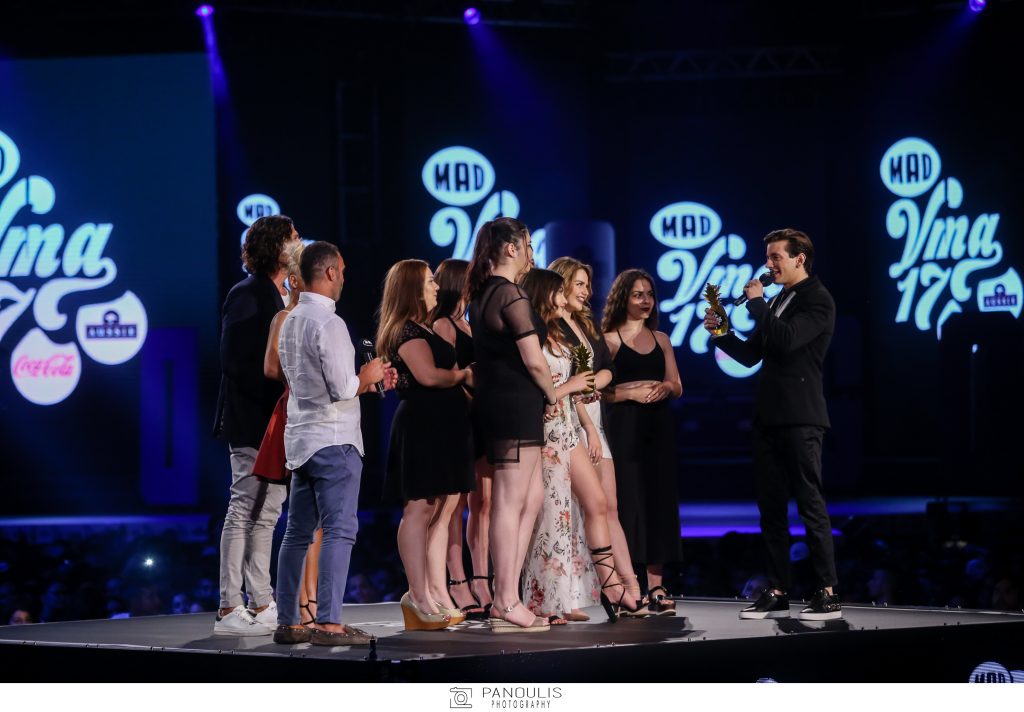 Ο Βαγγέλης Κακουριώτης στη σκηνή των MAD VMA 2017 με θαυμάστριες.