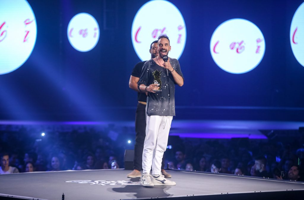 Καλλιτέχνης με βραβείο στη σκηνή των MAD Video Music Awards 2017.