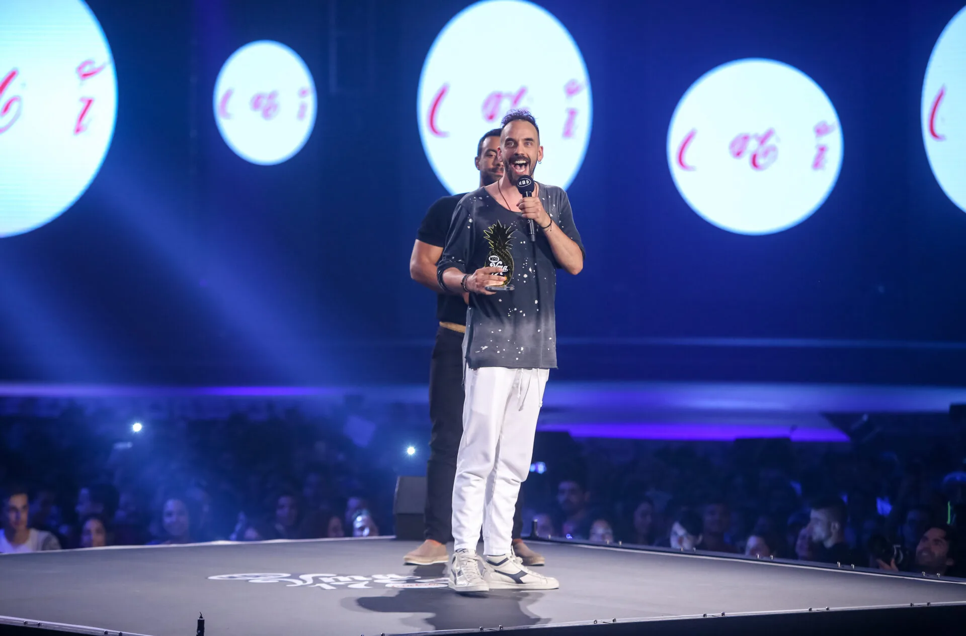 Καλλιτέχνης με βραβείο στη σκηνή των MAD Video Music Awards 2017.