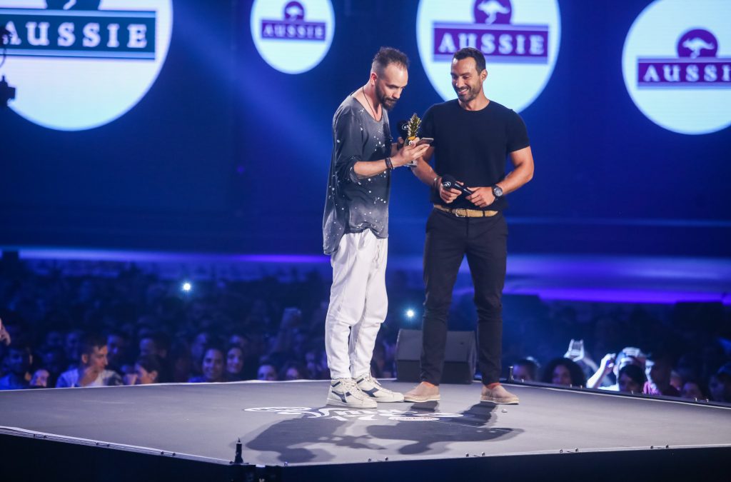 Δύο άνδρες καλλιτέχνες στη σκηνή των MAD Video Music Awards 2017.