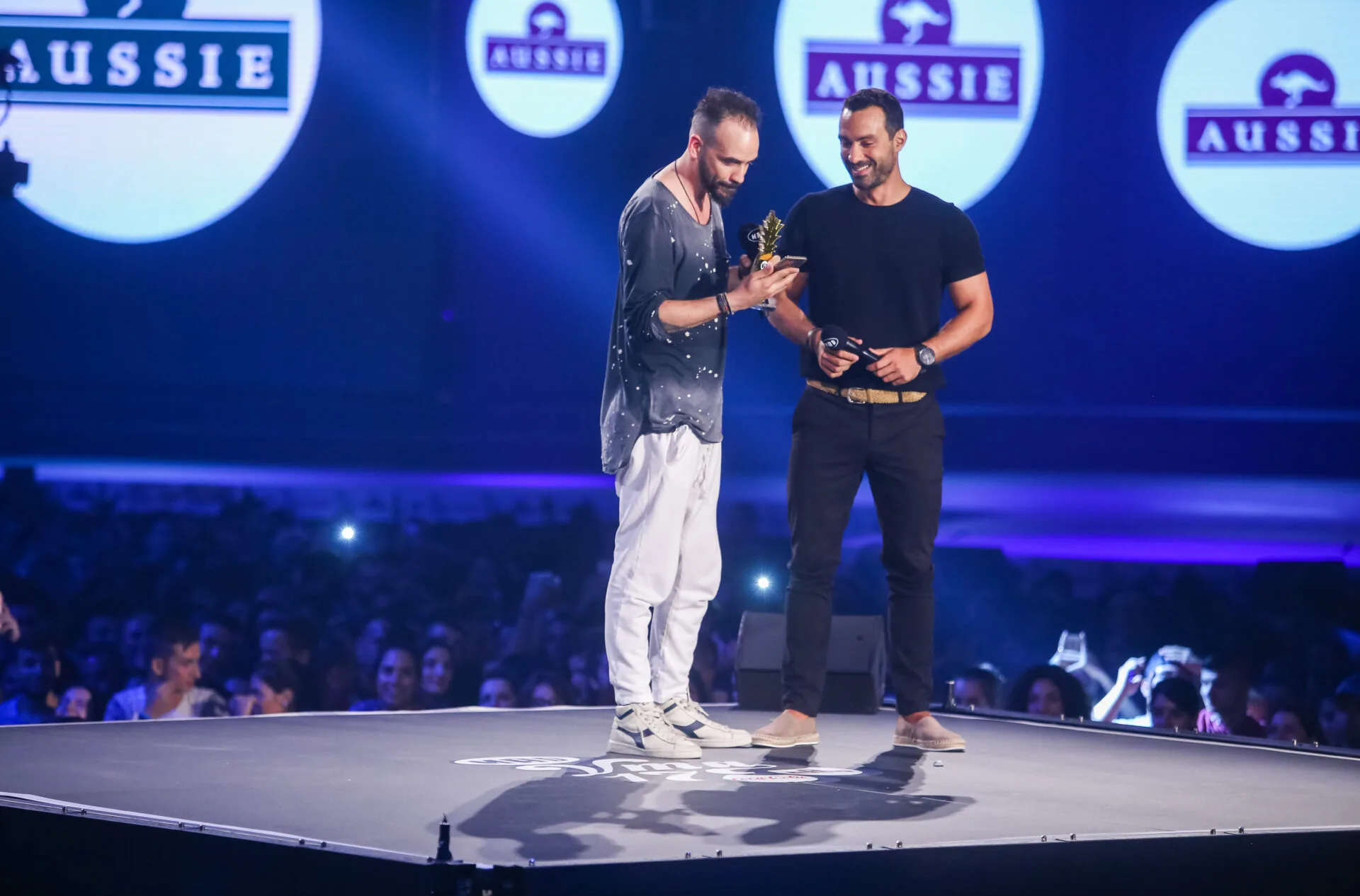 Δύο άνδρες καλλιτέχνες στη σκηνή των MAD Video Music Awards 2017.