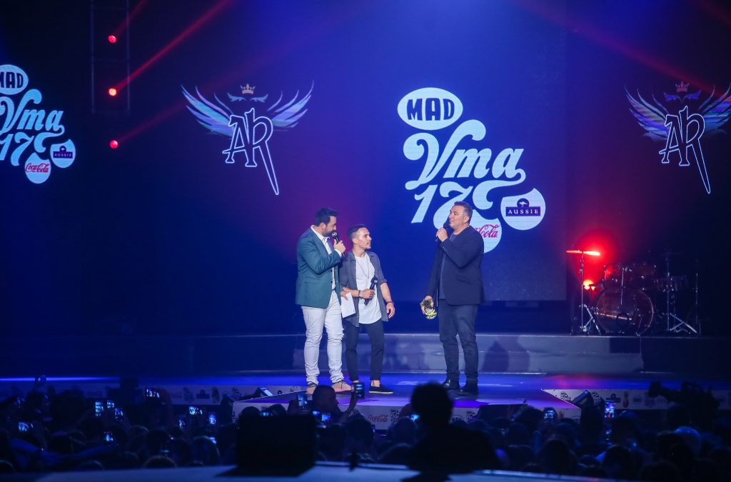 Τρεις άνδρες στη σκηνή των MAD Video Music Awards 2017.