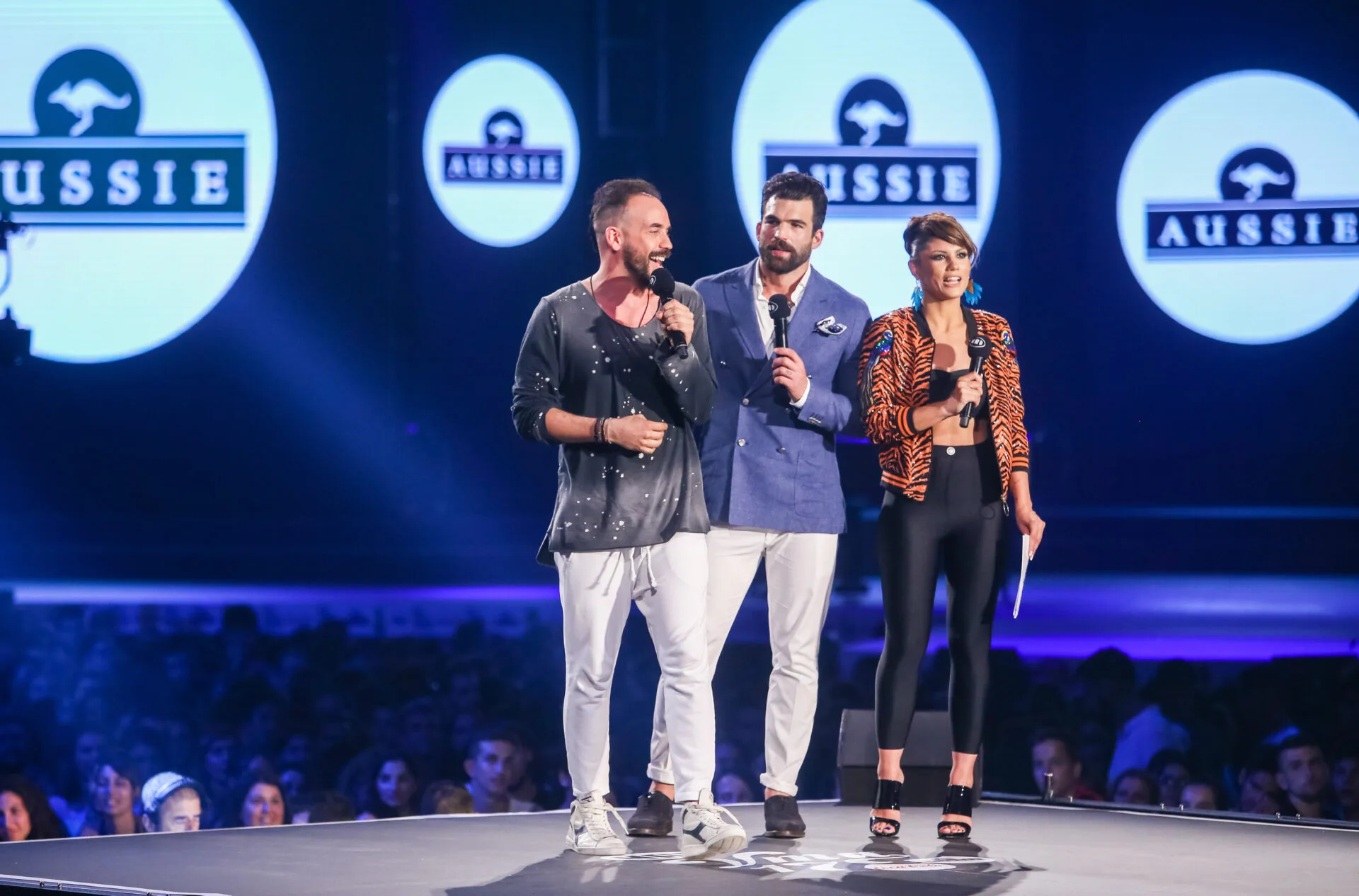 Τρεις παρουσιαστές στη σκηνή των MAD Video Music Awards 2017.