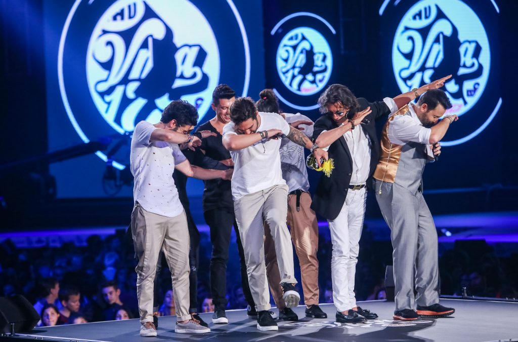Το συγκρότημα ΜΕΛΙSSES στη σκηνή των MAD VMA 2017.