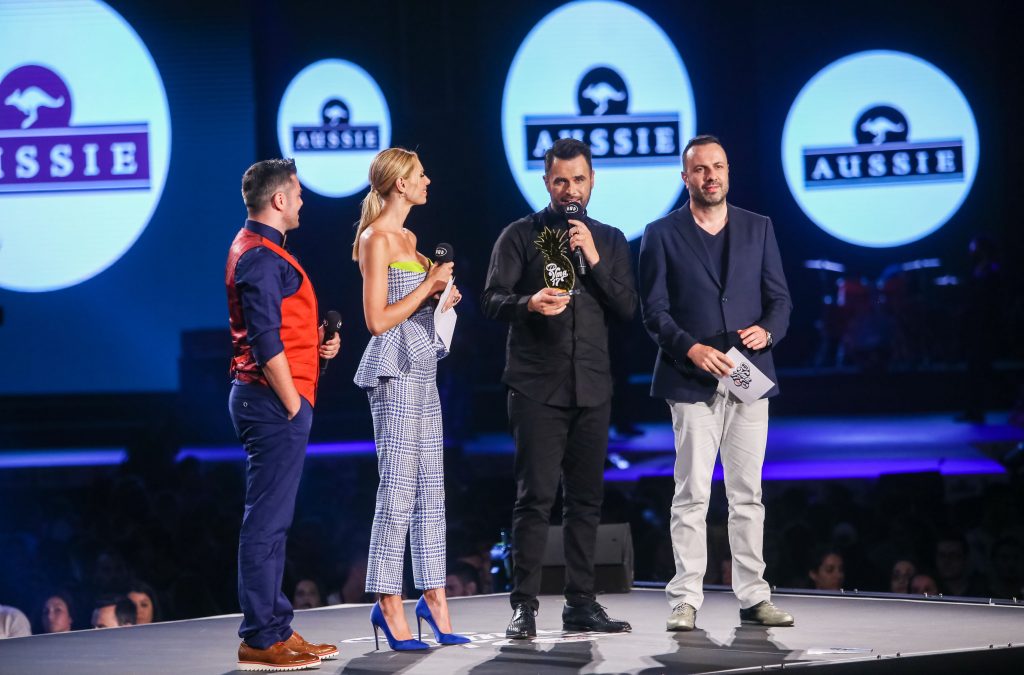 Τέσσερα άτομα στη σκηνή των MAD Video Music Awards 2017.