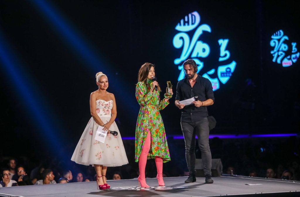 Τρεις παρουσιαστές στη σκηνή των MAD Video Music Awards 2017.