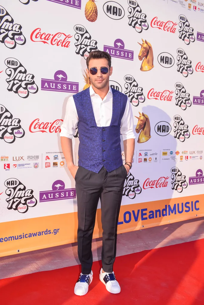 Ο Πέτρος Ιακωβίδης στο κόκκινο χαλί των MAD Video Music Awards 2017.