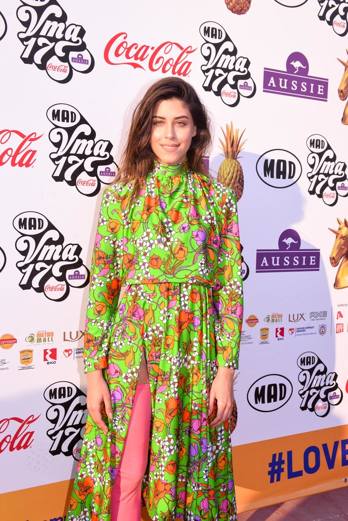 Τραγουδίστρια στο κόκκινο χαλί των MAD VMA 2017.