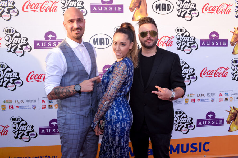 Τρεις καλλιτέχνες στο κόκκινο χαλί των MAD VMA 2017.