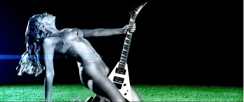 Τραγουδίστρια των KINGS σε σκηνή από το video clip S3XY.