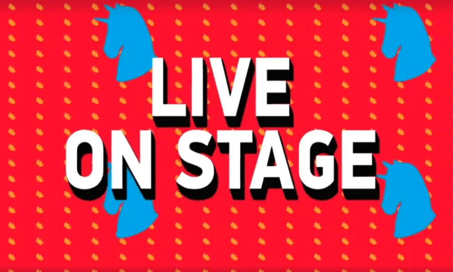 Γραφικό με το κείμενο LIVE ON STAGE σε κόκκινο φόντο με γαλάζιους μονόκερους.