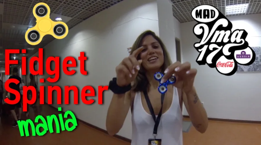 Η Μαίρη Συνατσάκη κρατάει ένα μπλε fidget spinner στα παρασκήνια των Mad VMA 17.